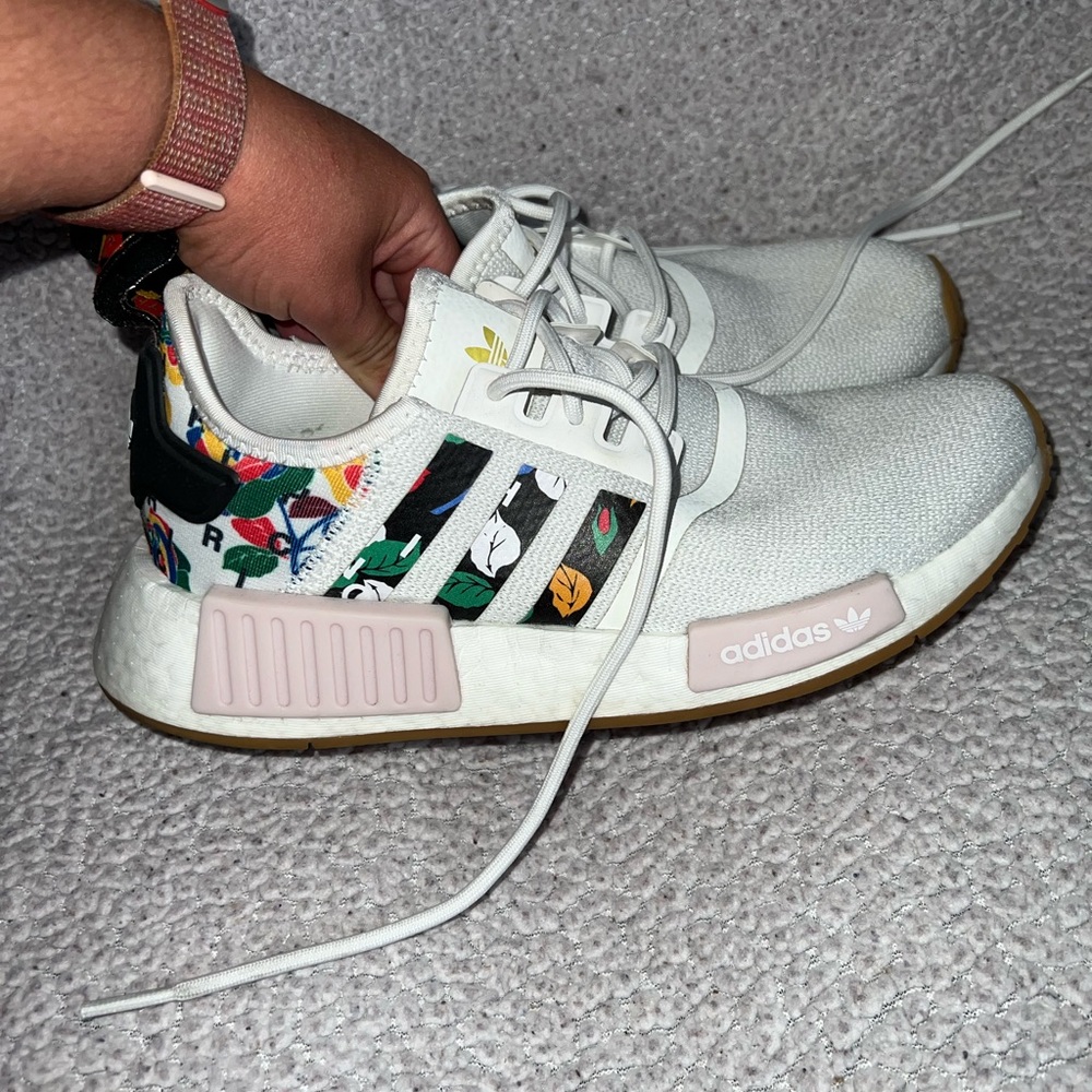 White ADIDAS exercise shoes with floral accents. Made from recycled material.
